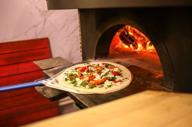 Geleneksel pizza lokanta mutfağı fırında içine koyarak