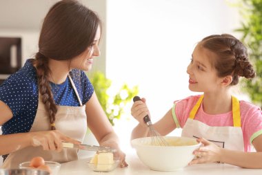 Anne ve kızı kapalı hamur hazırlama
