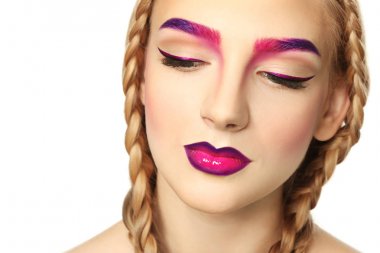 Beyaz zemin üzerine boyalı kaşlar olan kadın