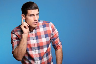 Renk arka plan üzerinde işitme sorunu olan adam