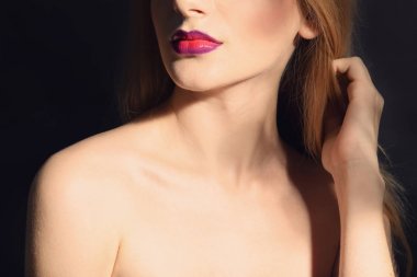 Siyah arka plan üzerine parlak makyaj ile genç kadın