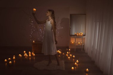 Güzel ve genç birbayan holding mum karanlık odada