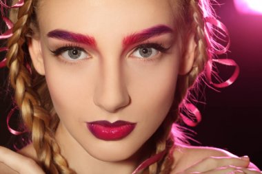 Boyalı kaşlar koyu arka plan, closeup üzerinde olan kadın