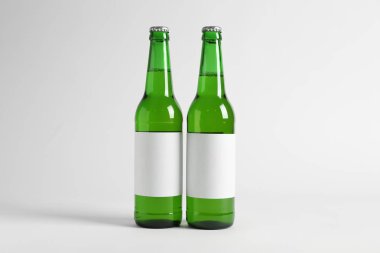 İçki beyaz arka plan üzerinde iki şişe. Mockup tasarım için