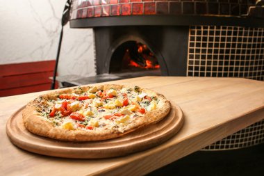 Lezzetli pizza fırın mutfak karşı tablo üzerinde
