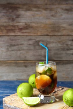 Cam, Cuba Libre ahşap masaya kokteyl