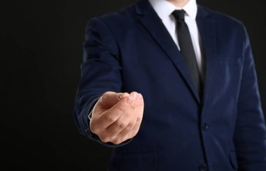 Siyah arka plan üzerine rüşvet talep işadamı
