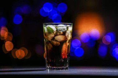 Cuba Libre arka plan bulanık karşı masada kokteyl cam