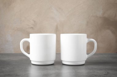 Seramik bardak masada. Mockup tasarım için