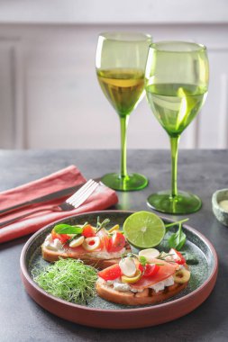 Jambon, domates ve mozzarella plaka ile lezzetli bruschettas