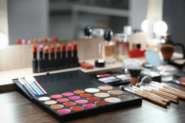 Kozmetik ve profesyonel makyaj sanatçısı kapalı tablo araçları