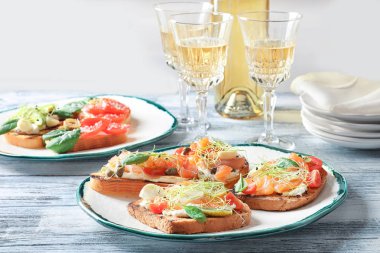 Somon, mozzarella ve plaka üzerinde prosciutto ile lezzetli bruschettas