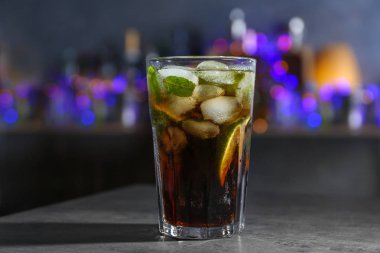 Cuba Libre arka plan bulanık karşı masada kokteyl cam