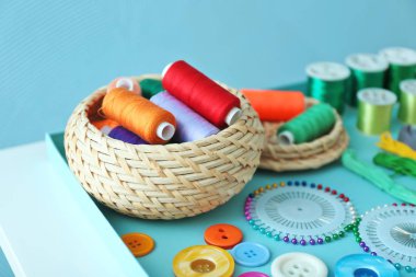 Dikiş ipliği masada aksesuarları ile kümesi