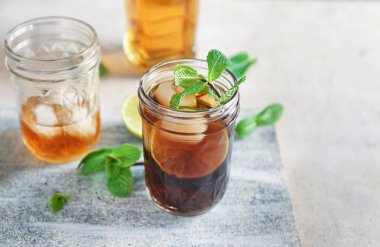 İki kavanoz Cuba Libre masaya kokteyl ile mason