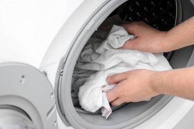 Kadın giyim çamaşır makinesi, closeup koyarak. Çamaşır günü