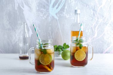 Cuba Libre masaya kokteyl ile Mason kavanoz