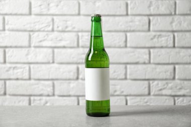 İçki masasında şişe. Mockup tasarım için