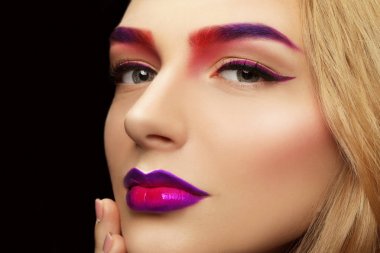 Siyah arka plan üzerine boyalı kaşlar olan kadın