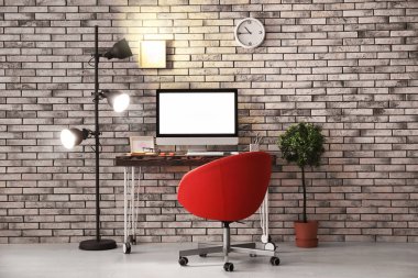 Bilgisayar üstünde okul sırası ile rahat Ev İşyeri