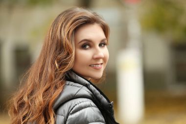 Açık havada kirpi ceketli güzel gülümseyen kadın