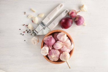 Taze sarımsak, soğan ve kırıcı masada, üstten görünüm