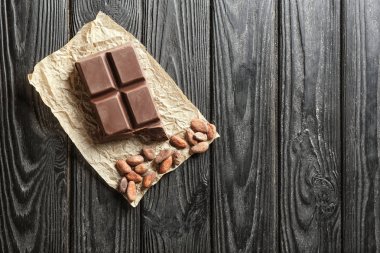 Çikolata ve kakao çekirdekleri masada parçası