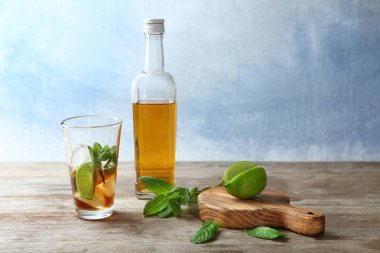 Cuba Libre masaya kokteyl ile kompozisyon