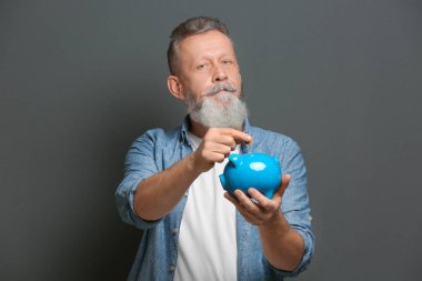 Komuta sizde kumbara gri arka plan üzerinde içine para koyarak
