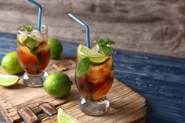 Cuba Libre ahşap masaya kokteyl iki bardak