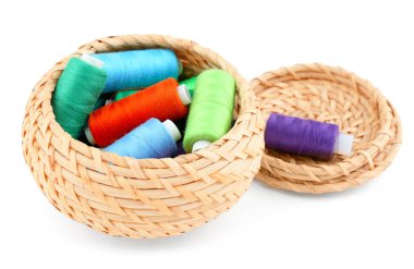 Beyaz arka plan üzerinde renkli dikiş ipliği ile hasır kutu