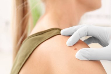 Onkoloji kliniğinde muayene Bayan hasta. Kanseri Bilinçlendirme