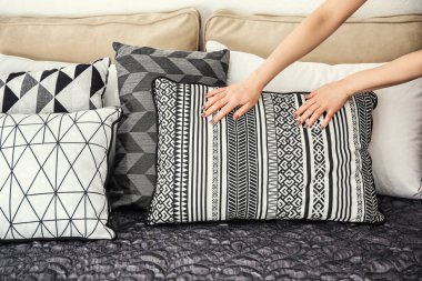 Yatak, closeup yastık koyarak kadın