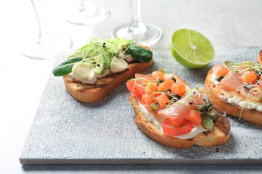 Jambon ve avokado gemide ile lezzetli bruschettas