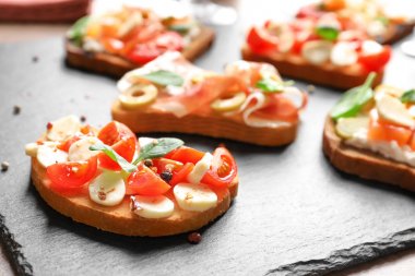 Kiraz domates ve mozzarella kayrak plaka ile lezzetli bruschetta