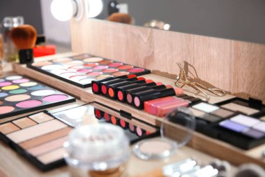 Kozmetik ve profesyonel makyaj sanatçısı kapalı tablo araçları