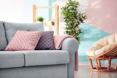 Rahat ve yumuşak yastık ile oturma odası iç