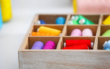 Renk dikiş ipliği ahşap yuvası kutusunda, closeup kümesi