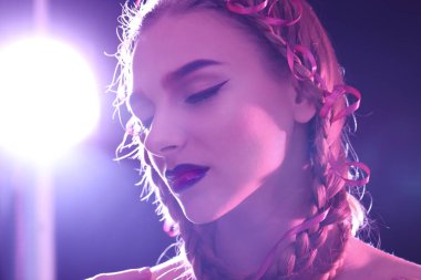 Koyu arka plan üzerine boyalı kaşlar olan kadın