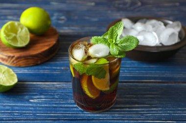 Cam, Cuba Libre ahşap masaya kokteyl