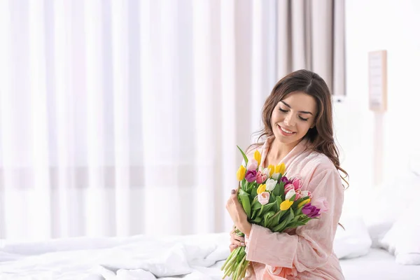 Schöne Frau Mit Tulpenstrauß Auf Dem Bett Hause — Stockfoto