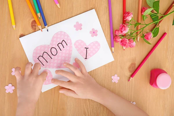 Little Girl Preparing Greeting Card Her Mommy Mother Day Table — Stock Photo, Image