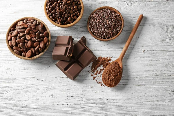 Komposisi Dengan Produk Kakao Pada Latar Belakang Kayu Putih — Stok Foto