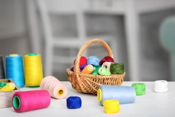 Conjunto Fios Coloridos Para Costura Crochê Mesa — Fotografia de Stock