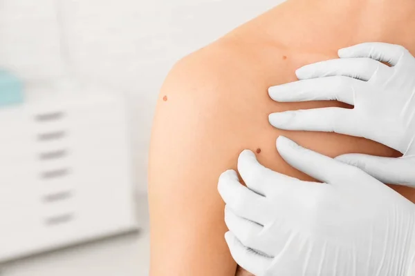 Oncologist Examining Patient Clinic Cancer Awareness — Stock Photo, Image