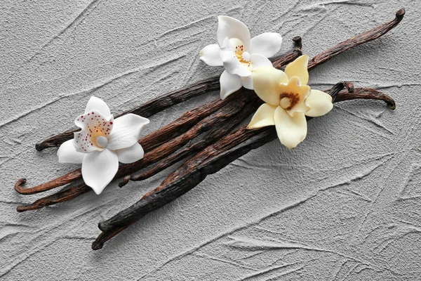 Ванільні Палички Квіти Сірому Фоні — стокове фото