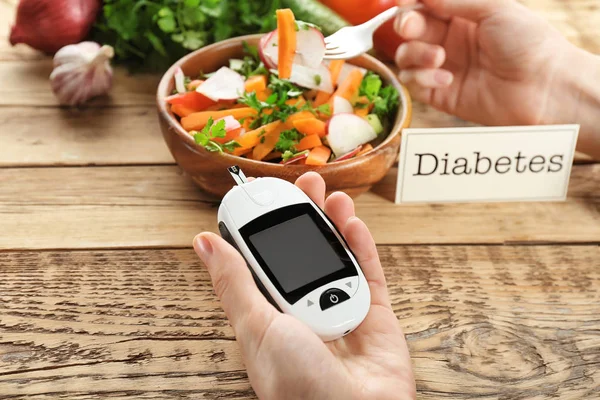 Frau Mit Digitalem Glukometer Beim Salatessen Tisch Diabetes Diät — Stockfoto