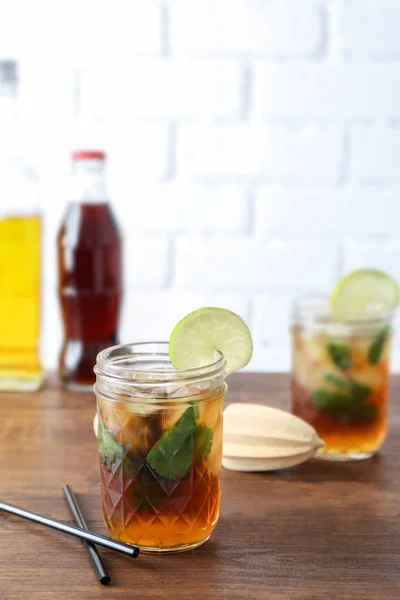 Glasögon Med Cuba Libre Cocktail Träbord — Stockfoto