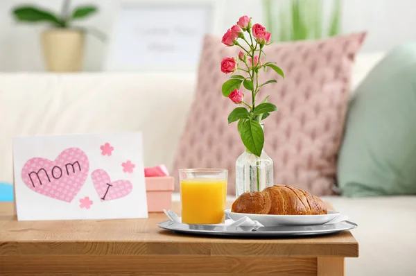 Lezzetli Breakfast Çiçek Anneler Günü Masada Kapalı Olarak Tebrik Kartı — Stok fotoğraf