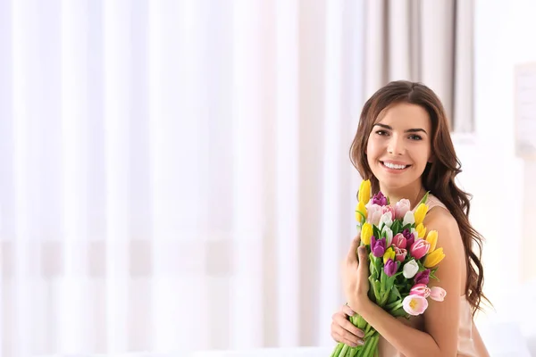 Bella Donna Con Bouquet Tulipani Casa — Foto Stock